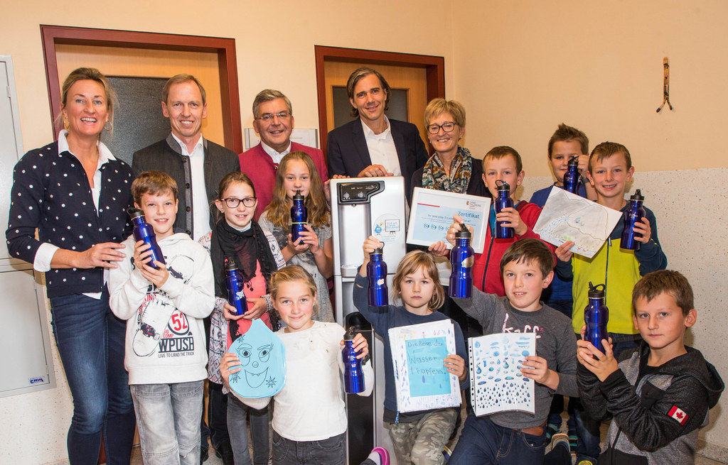Volksschule Reitdorf freut sich über den Wasserspender