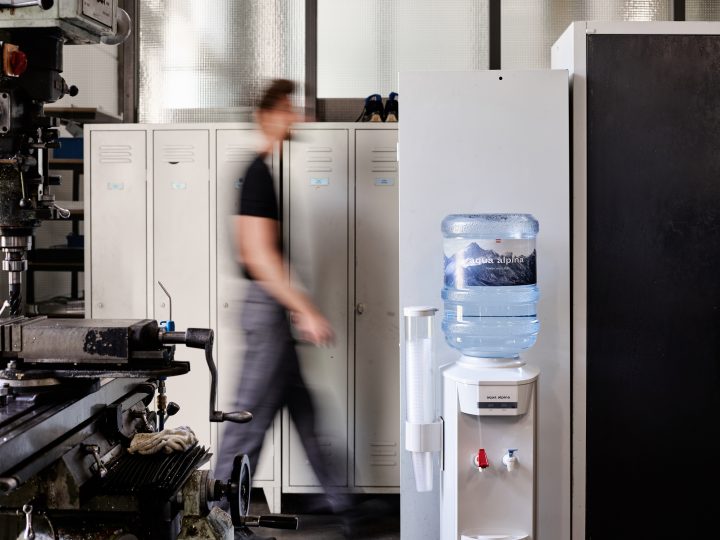 Wasserspender in Industriewerkstatt