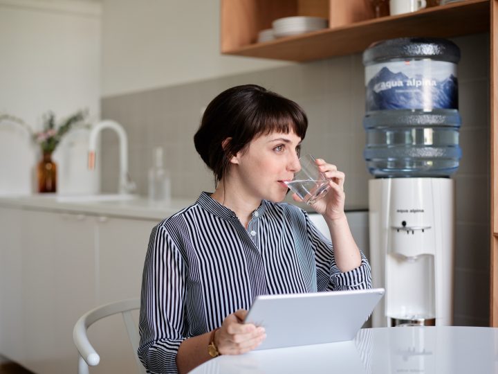 Studentin mit Wasserspender