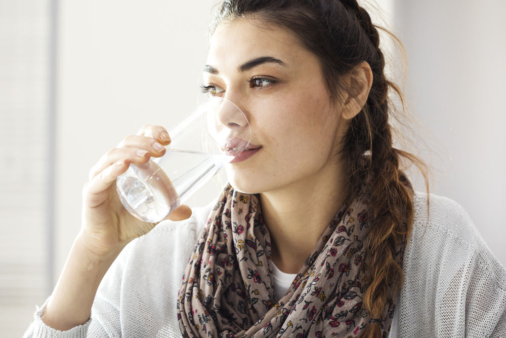 Schöne Haut durch Wasser trinken