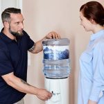 Techniker erklärt die Verwendung des Wasserspenders