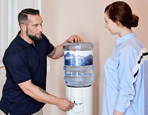 Techniker erklärt die Verwendung des Wasserspenders