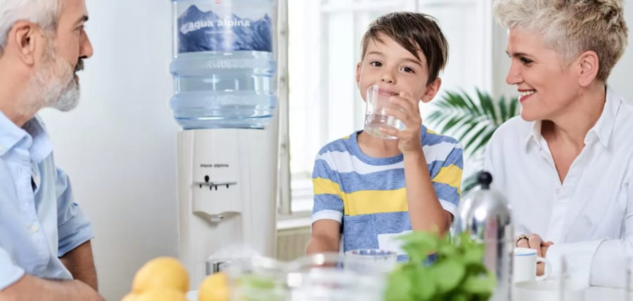 Kind Mit Faimlie Trinkt Wasser