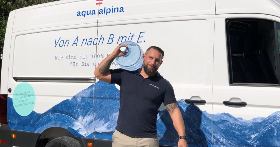 Lieferant holt Wasserflasche aus dem Auto