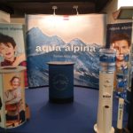 Stand Auf Messe Mit Wasserspender Im Vordergrund