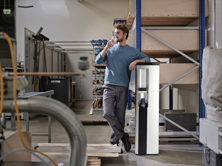 Person In Produktionshalle Trinkt Aus Soda Classic Plus