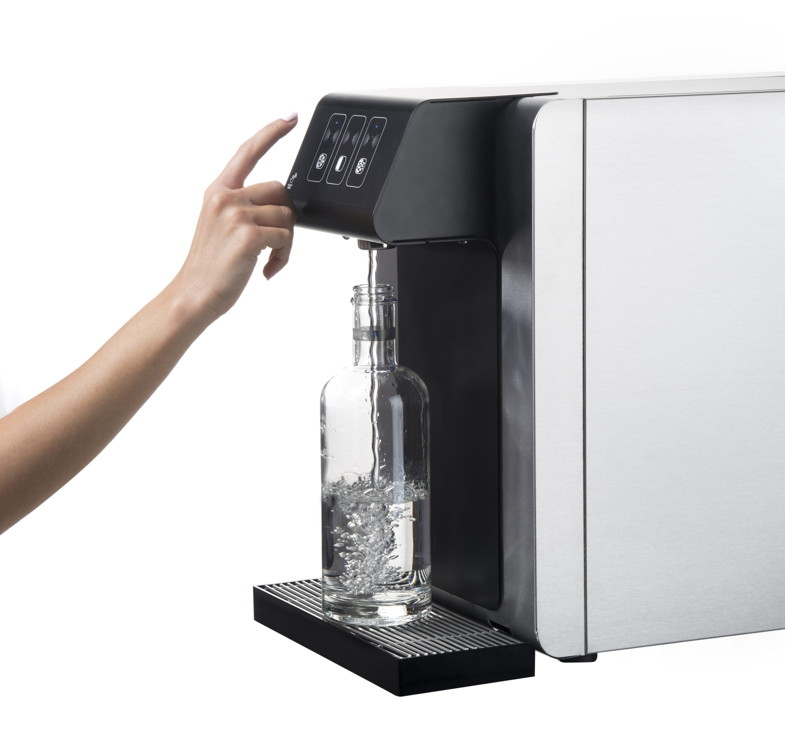 Soda Premium Touchless füllt Wasserflasche auf.