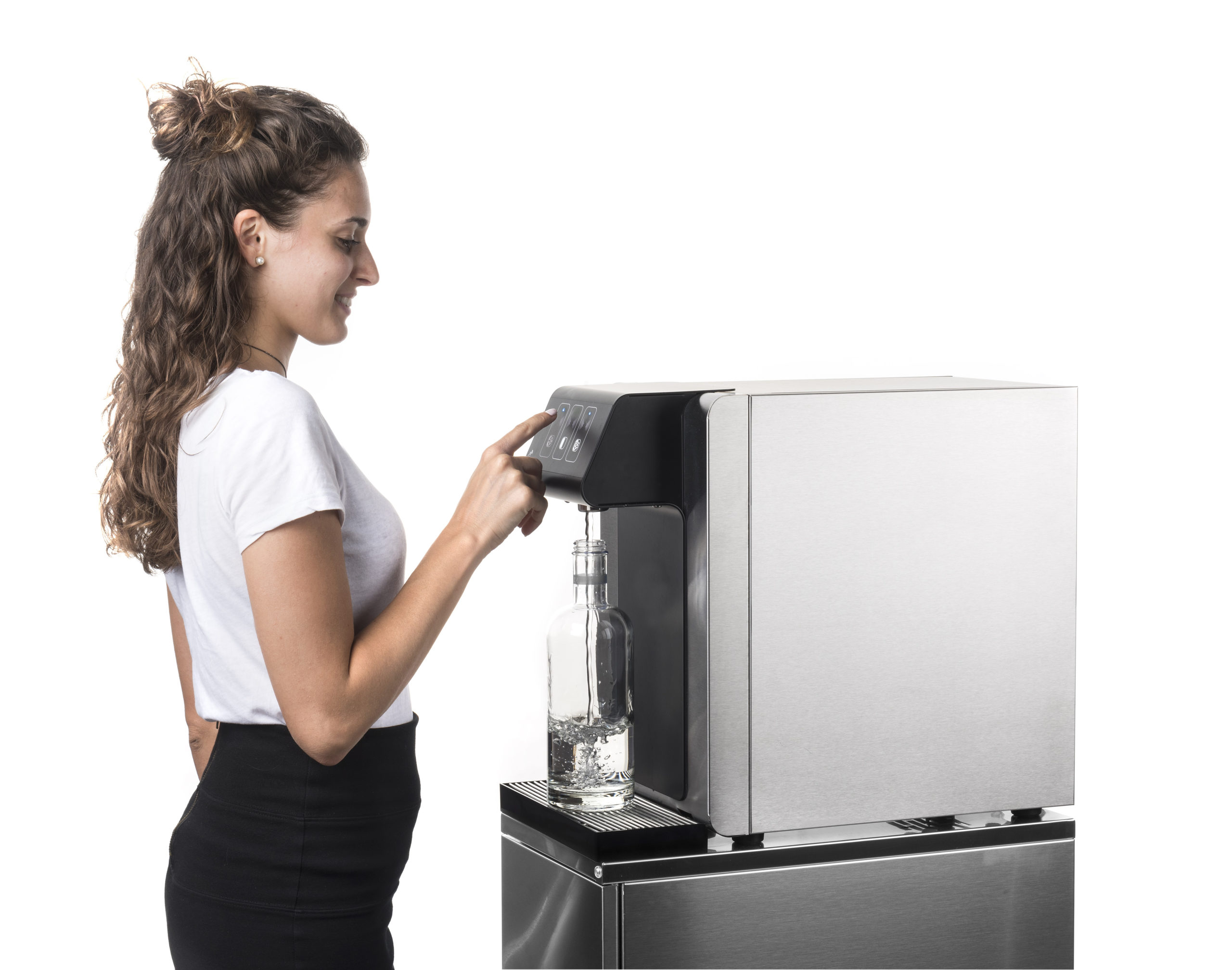 Soda Premium Touchless Tischgerät Foto von Frau die Wasser zapft Soda Premium Touchless Tischgerät Foto von Frau die Wasser zapft