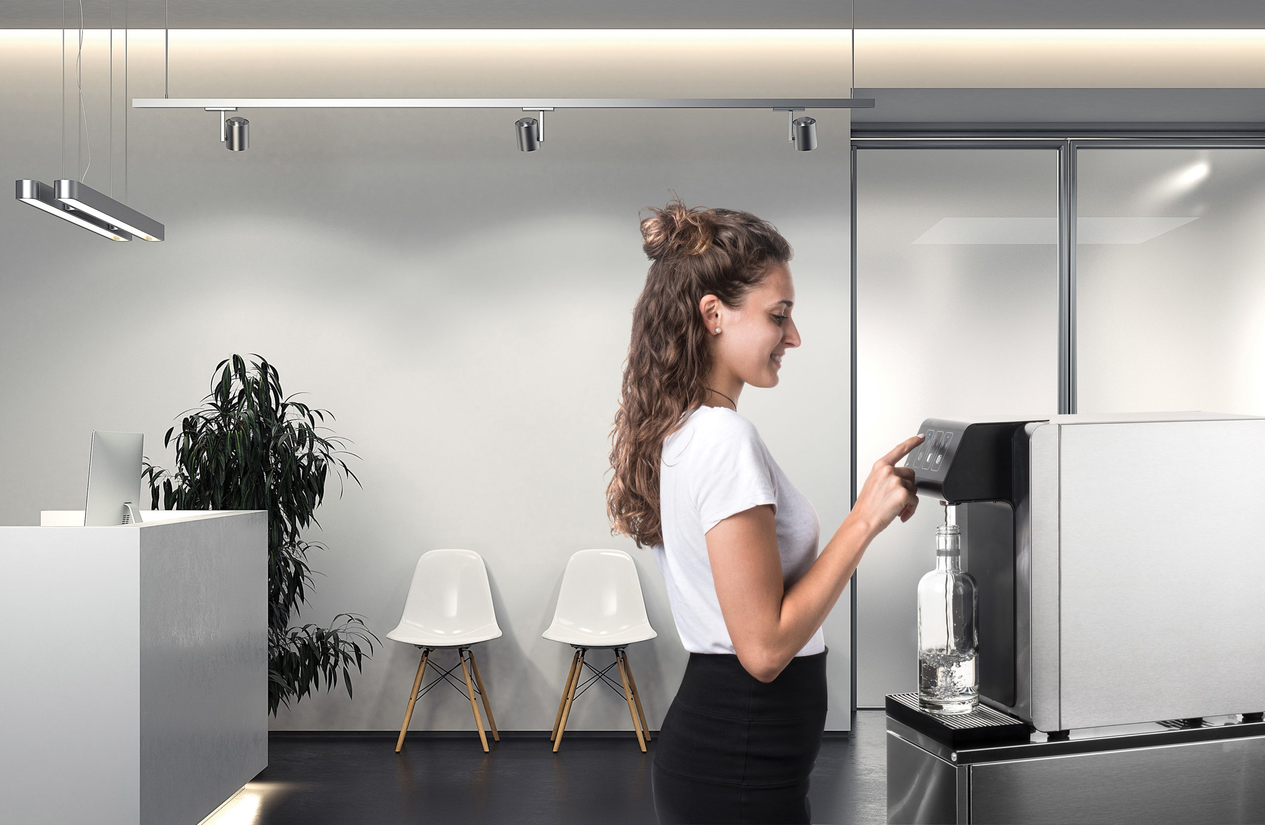 Soda Premium Touchless Tischgerät Foto Von Frau Die Wasser Zapft Soda Premium Touchless Tischgerät Foto Von Frau Die Wasser Zapft
