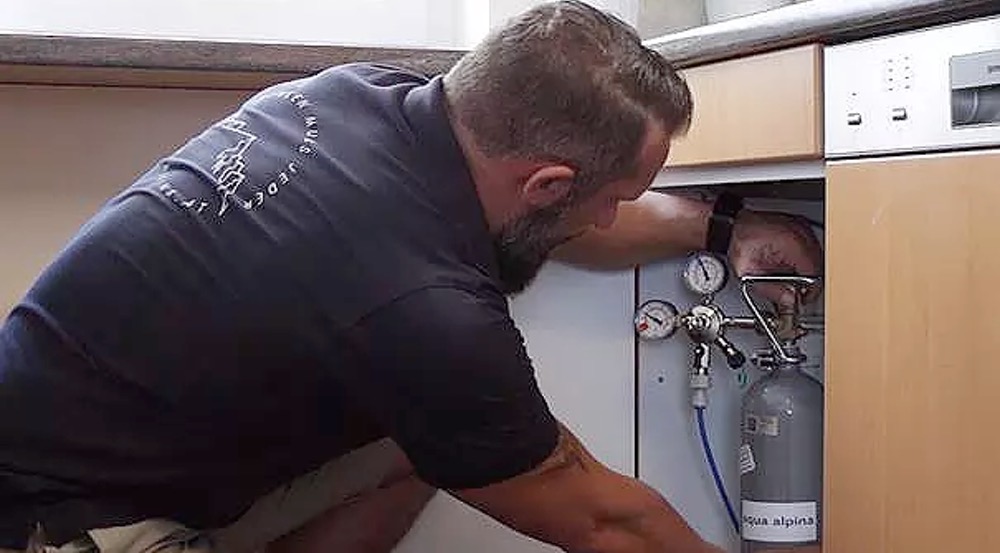 Techniker installiert Sodawasserspender