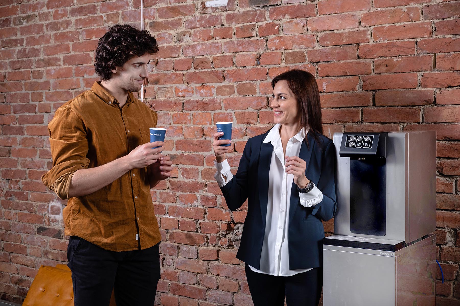 B2B Sodawasser Personen Mit Bechern Stehen Neben Wasserspender Personen Mit Bechern Stehen Neben Wasserspender