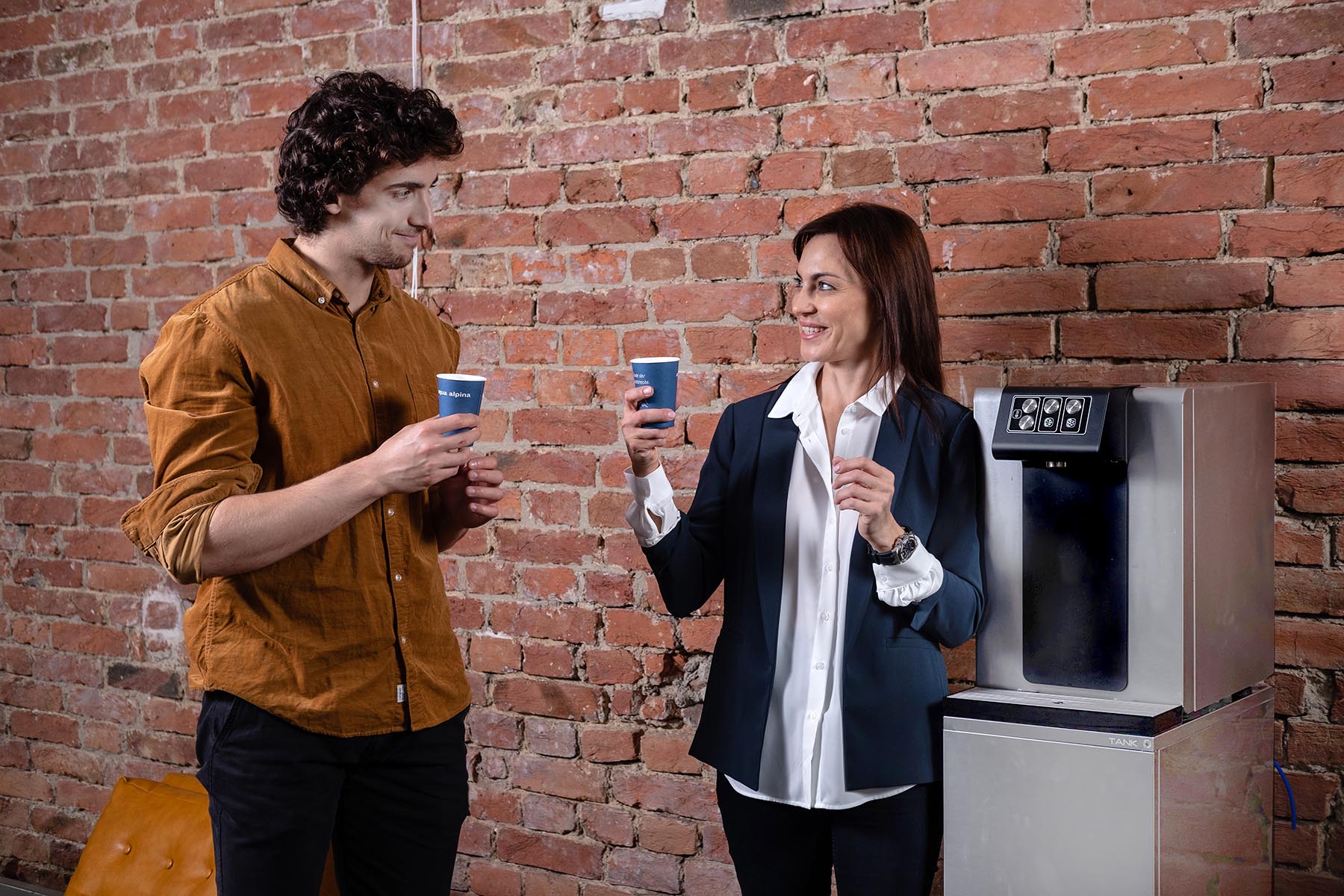 Personen Mit Bechern Stehen Neben Wasserspender