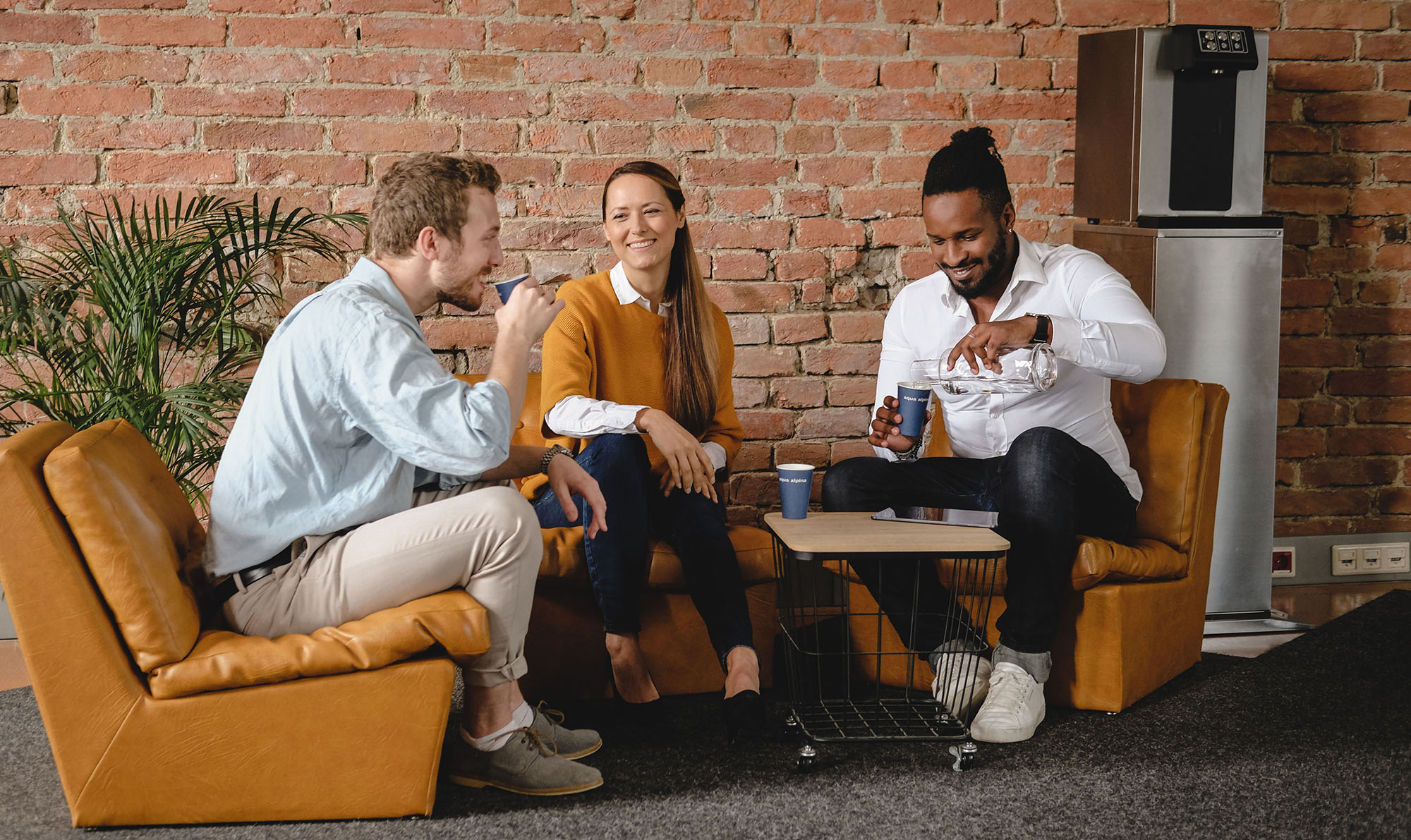 Aqua Alpina Personen Sitzen Bei Gemuetlichem Meeting Mit Wasserspender Soda Premium Plus