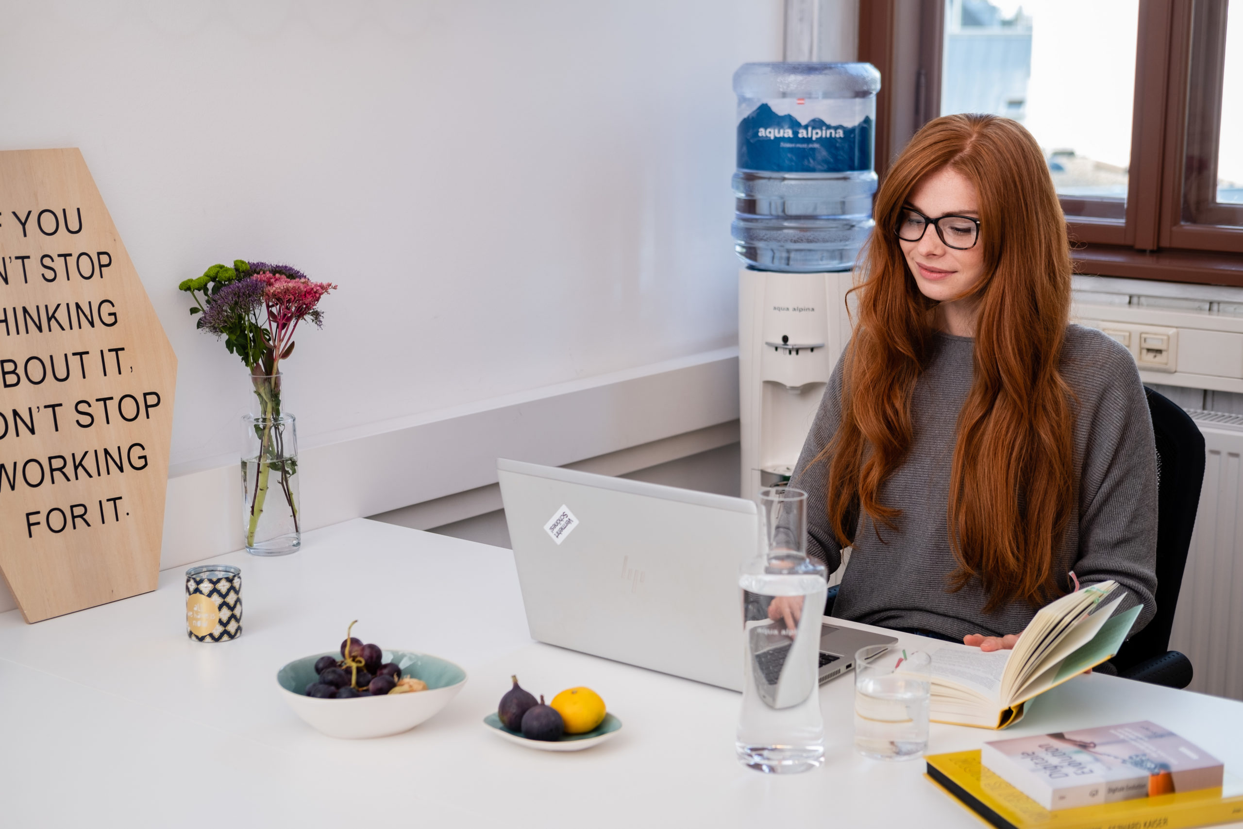 Frau Mit Roten Haaren Im Büro Mit Wasserspender Im Hintergrund Frau Mit Roten Haaren Im Büro Mit Wasserspender Im Hintergrund