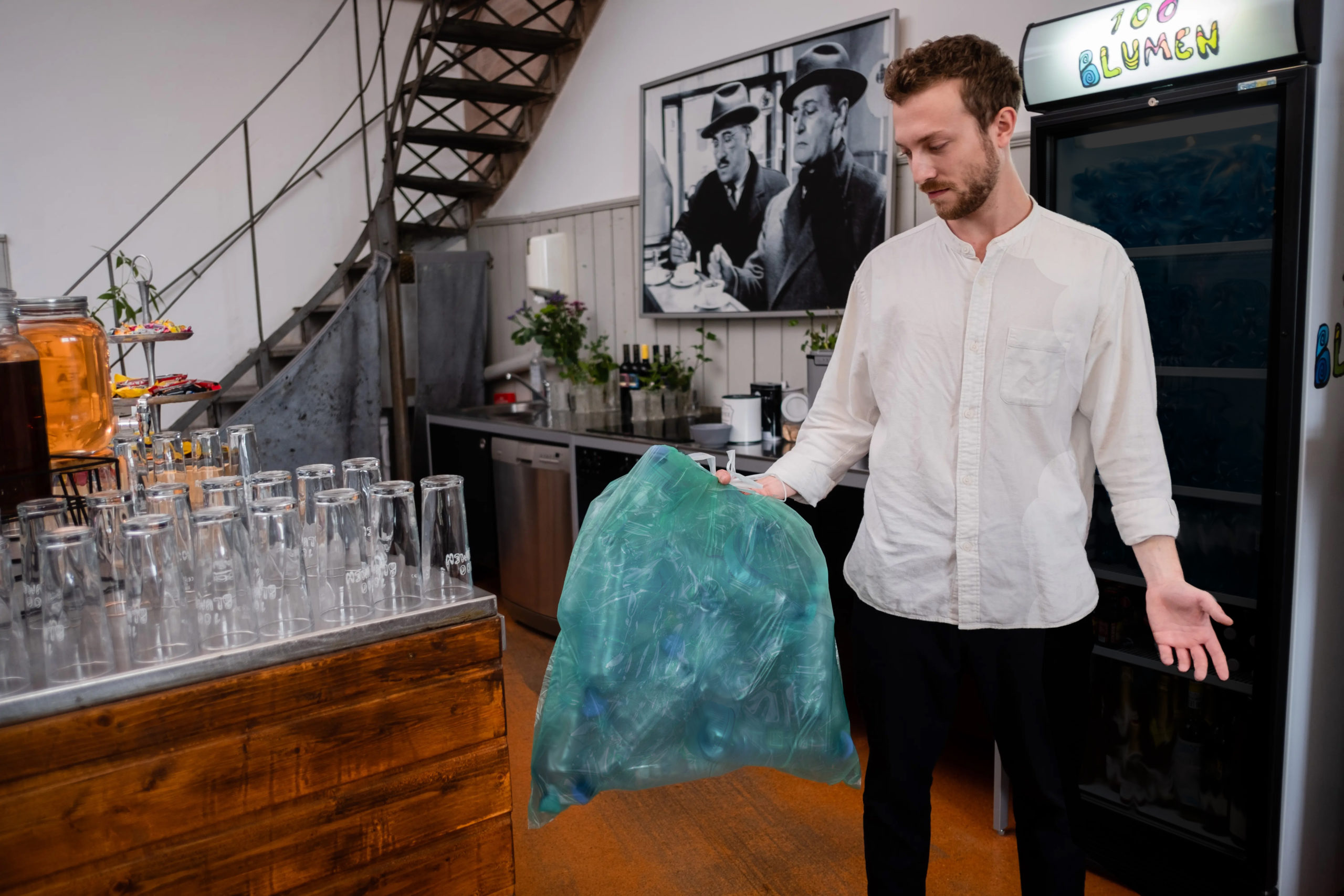 Mann Bringt Plastikflaschen Zum Mist Mann Bringt Plastikflaschen Zum Mist