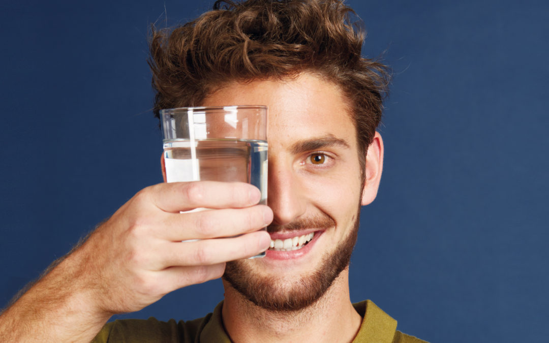 Mann Mit Wasserglas Vor Gesicht Lang