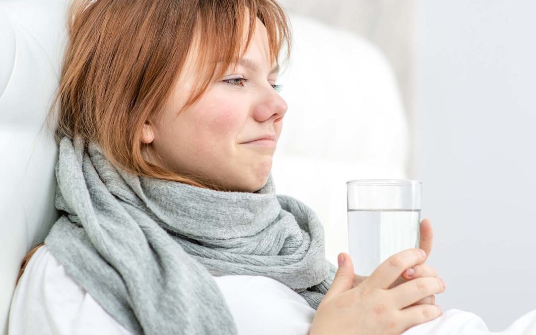 Frau Erkältung Wassertrinken