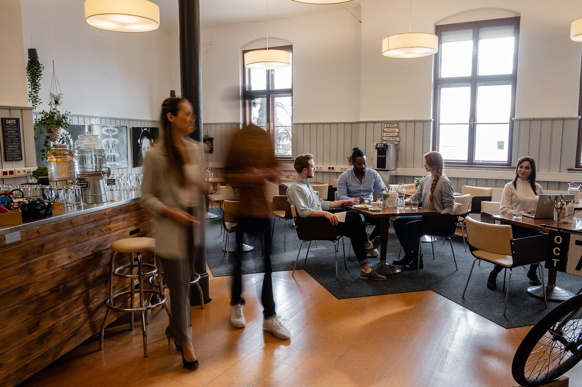 Kaffeehaus Mit Menschen Und Sodawasserspender Im Hintergrund Und Verschwommenen Menschen Die Gehen