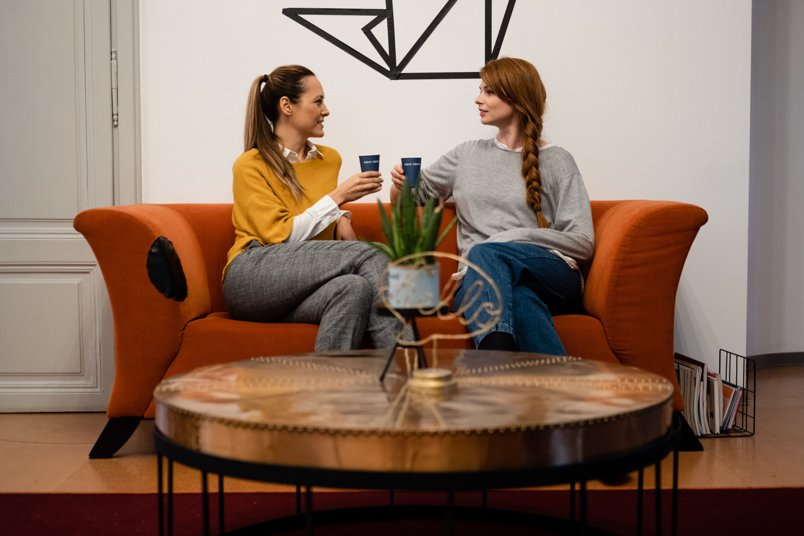 Zwei Frauen Trinken Wasser Auf Couch