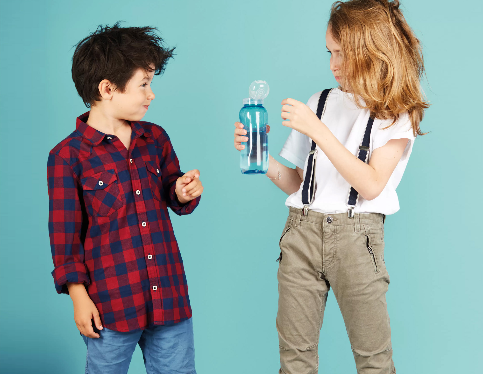 Zwei Kinder Mit Wasserflasche Vor Turkisem Hintergrund