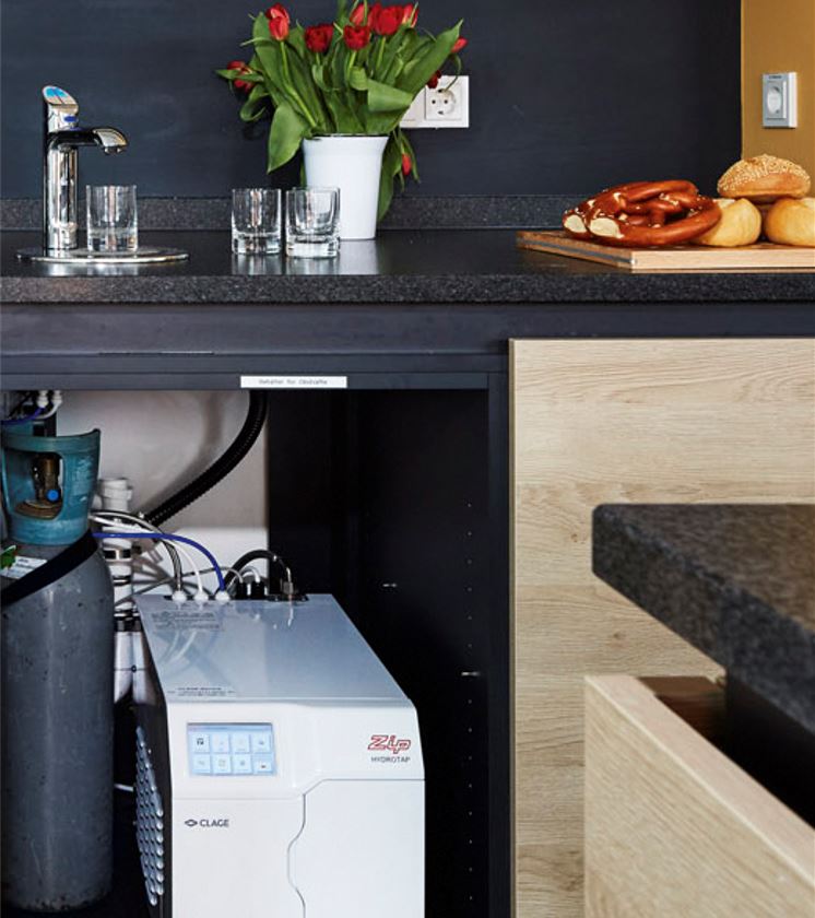 sodaarmatur-mit-geraet-im-unterbau Installation Festwasserspender Unterbau Sodaflasche Filter
