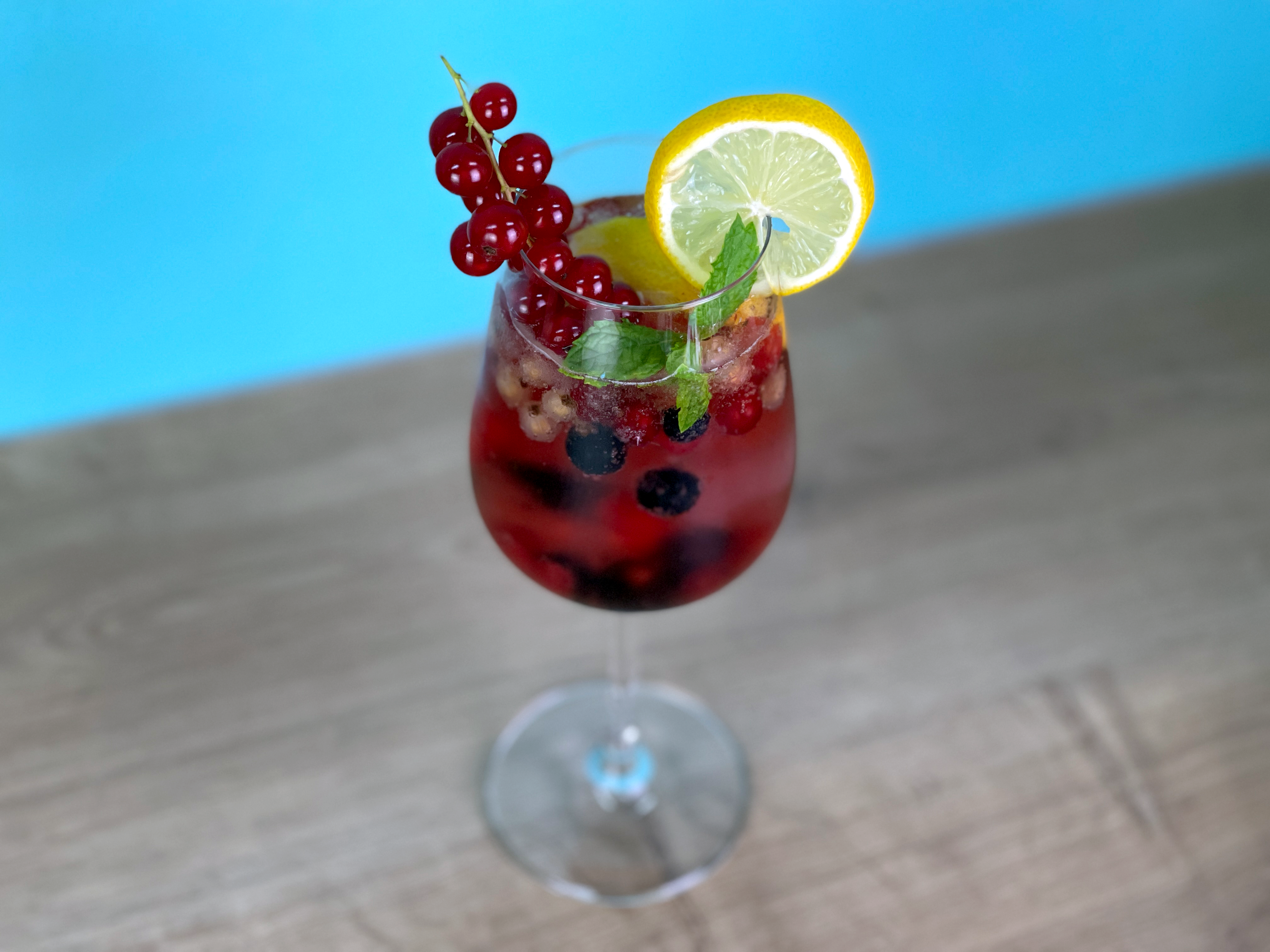 johannisbeer zitrone cocktail mit prosecco