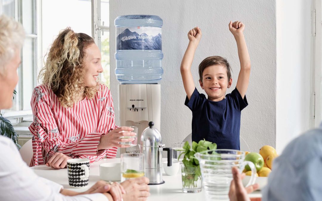 familie kind wasserspender freude