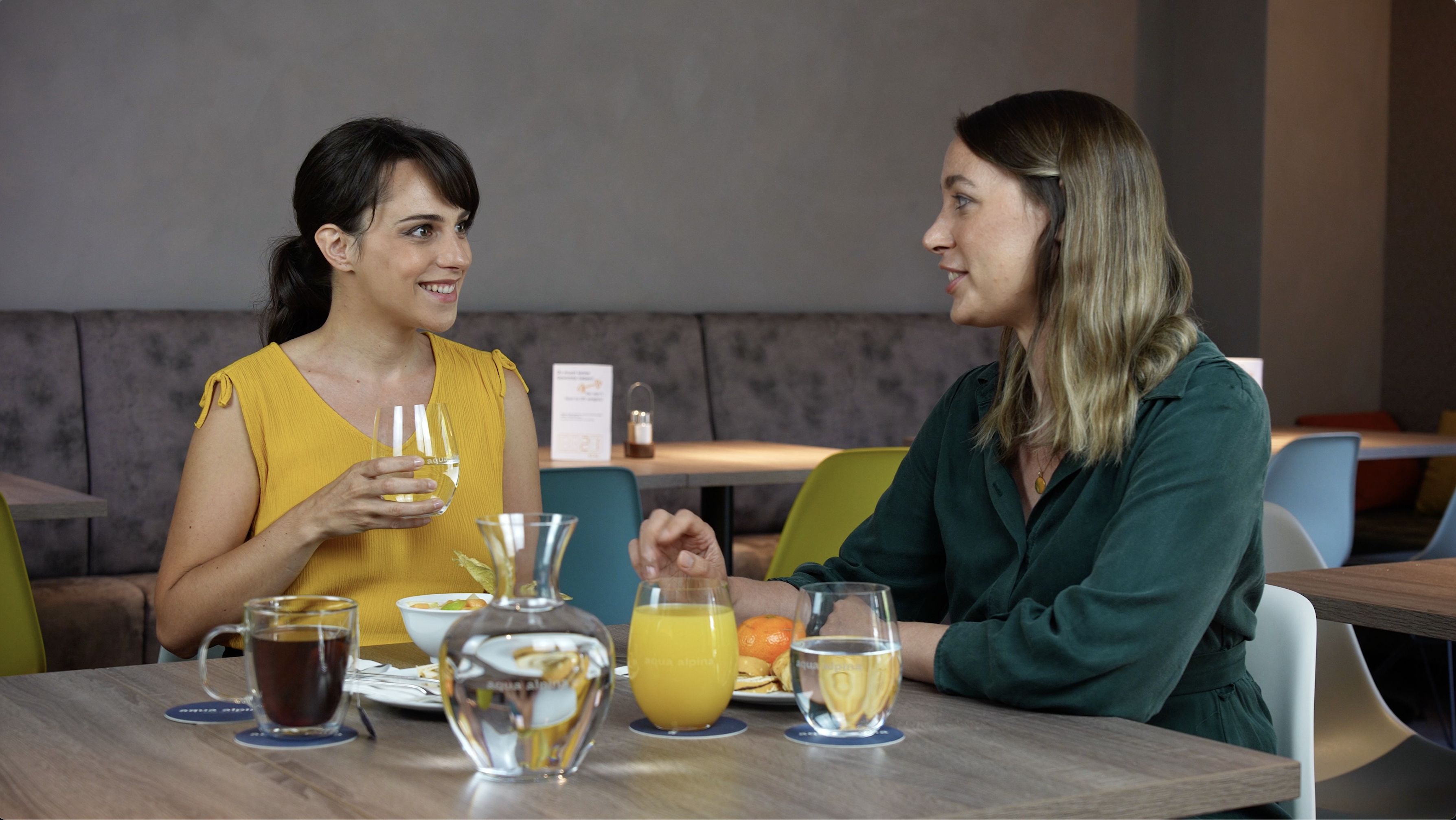 frauen frühstück wasser trinken