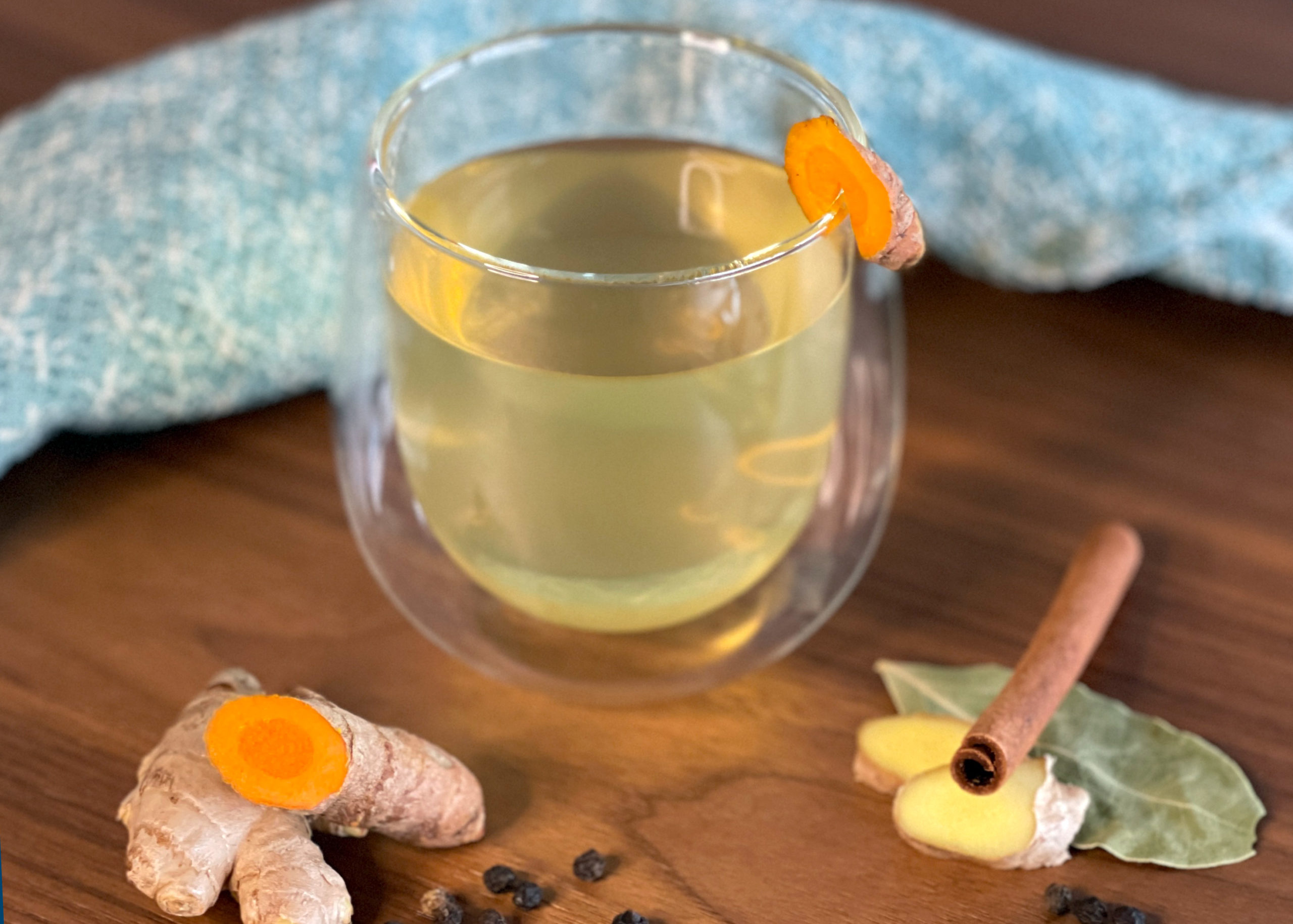 Tee Kurkuma Detox johannisbeer zitrone cocktail mit prosecco