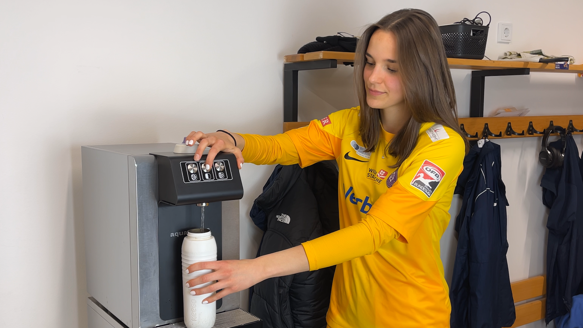 fußballerin wasserspender